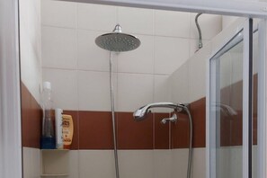 Chuveiro, secador de cabelo, bidê, toalhas de banho