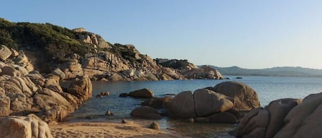 Una spiaggia nelle vicinanze, lettini da mare