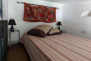 2 chambres, coffres-forts dans les chambres, fer et planche à repasser