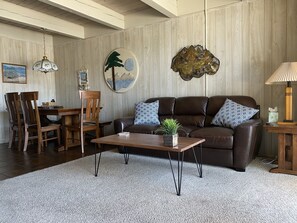 TV, caminetto, lettore DVD, tavolo da ping pong