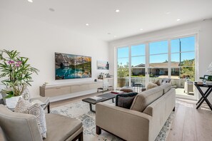 Smart-TV, Kamin, Bücher, Stereoanlage