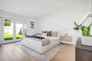 4 bedrooms, desk, iron/ironing board, free WiFi