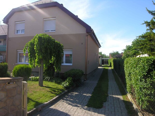 Exterior - Holiday apartment nicely furnished with Wi-Fi and air conditioning (Balatonlelle)