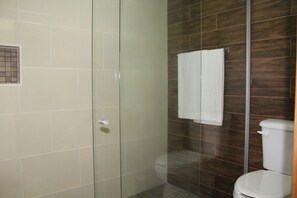 Habitación familiar, 2 camas matrimoniales | Baño | Regadera, toallas, jabón, shampoo 