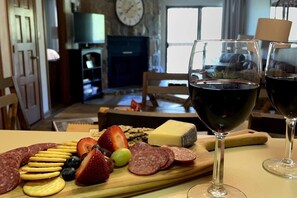 Dining - Heart of the mountain/5 Beds/Peaceful location with large deck (Gatlinburg)