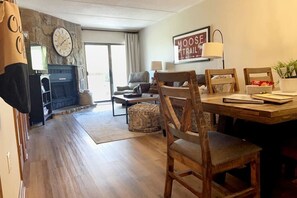 Interior - Heart of the mountain/5 Beds/Peaceful location with large deck (Gatlinburg)