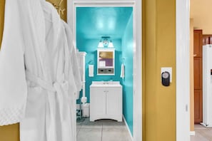 Combinazione doccia/vasca, asciugacapelli, asciugamani, sapone