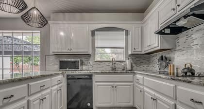 North OKC - Large, Modern Home with Pool and Game Room