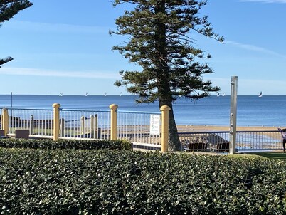 Coastal Holiday Min from Waterfront Beach Shops Redcliffe Market OFF STREET PARK