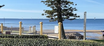 Coastal Holiday Min from Waterfront Beach Shops Redcliffe Market OFF STREET PARK