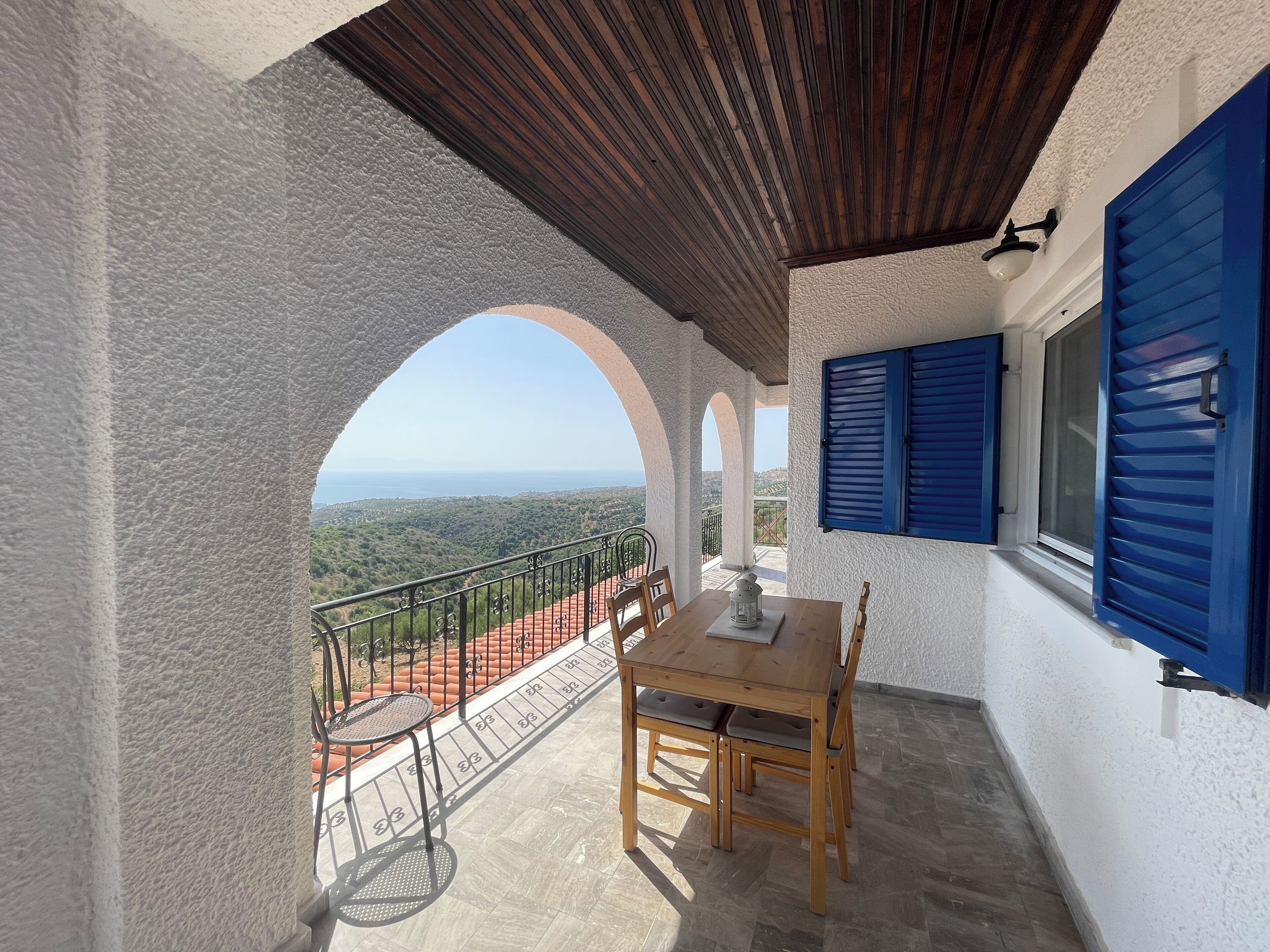 Terrasse und Essbereich