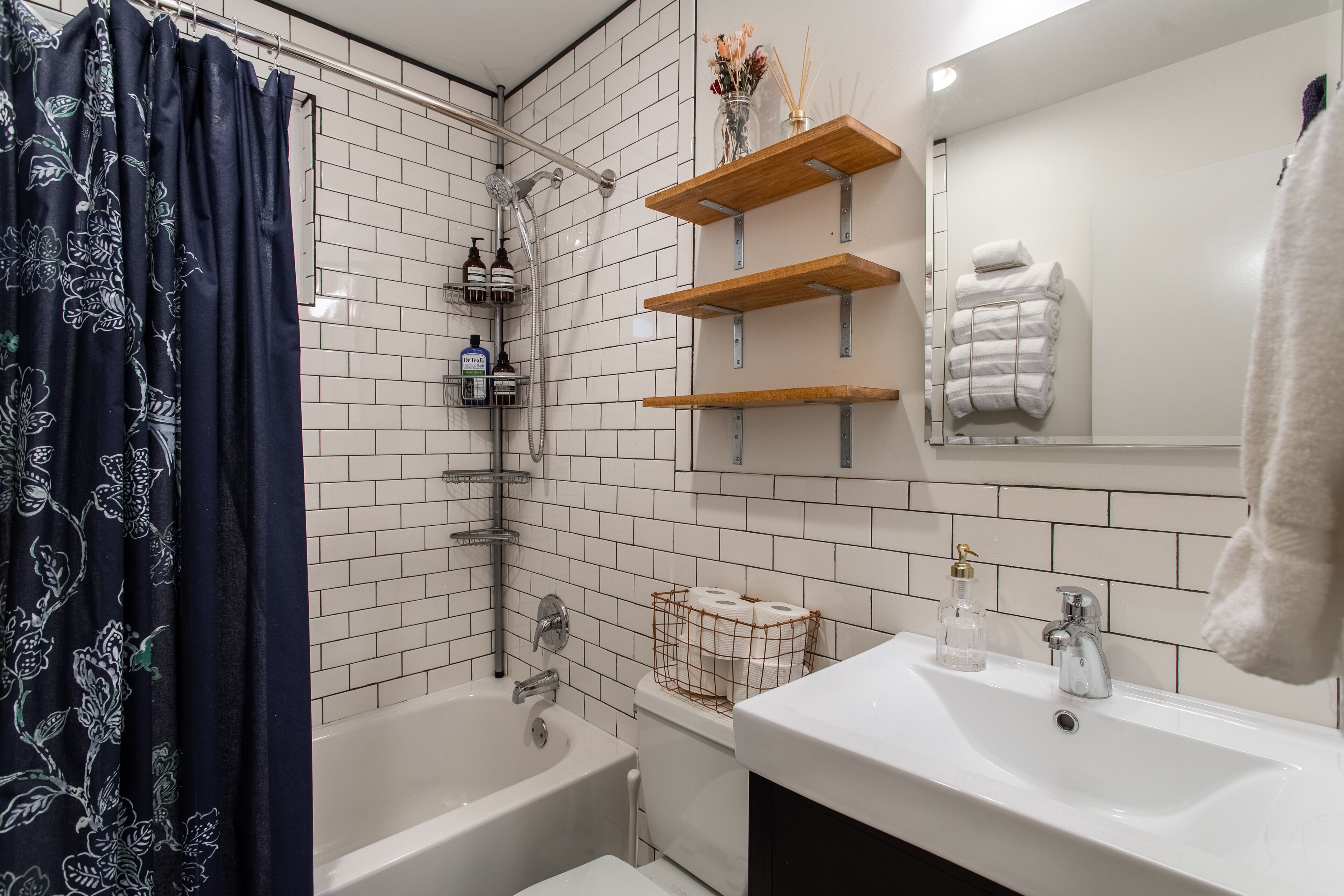 Tina con regadera, amenidades de baño gratuitas, secadora de cabello 