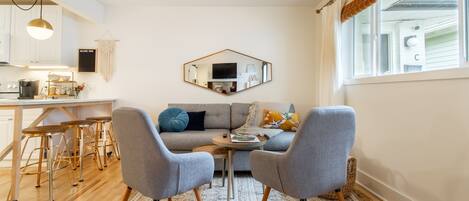 Smart TV, Netflix, books, streaming services