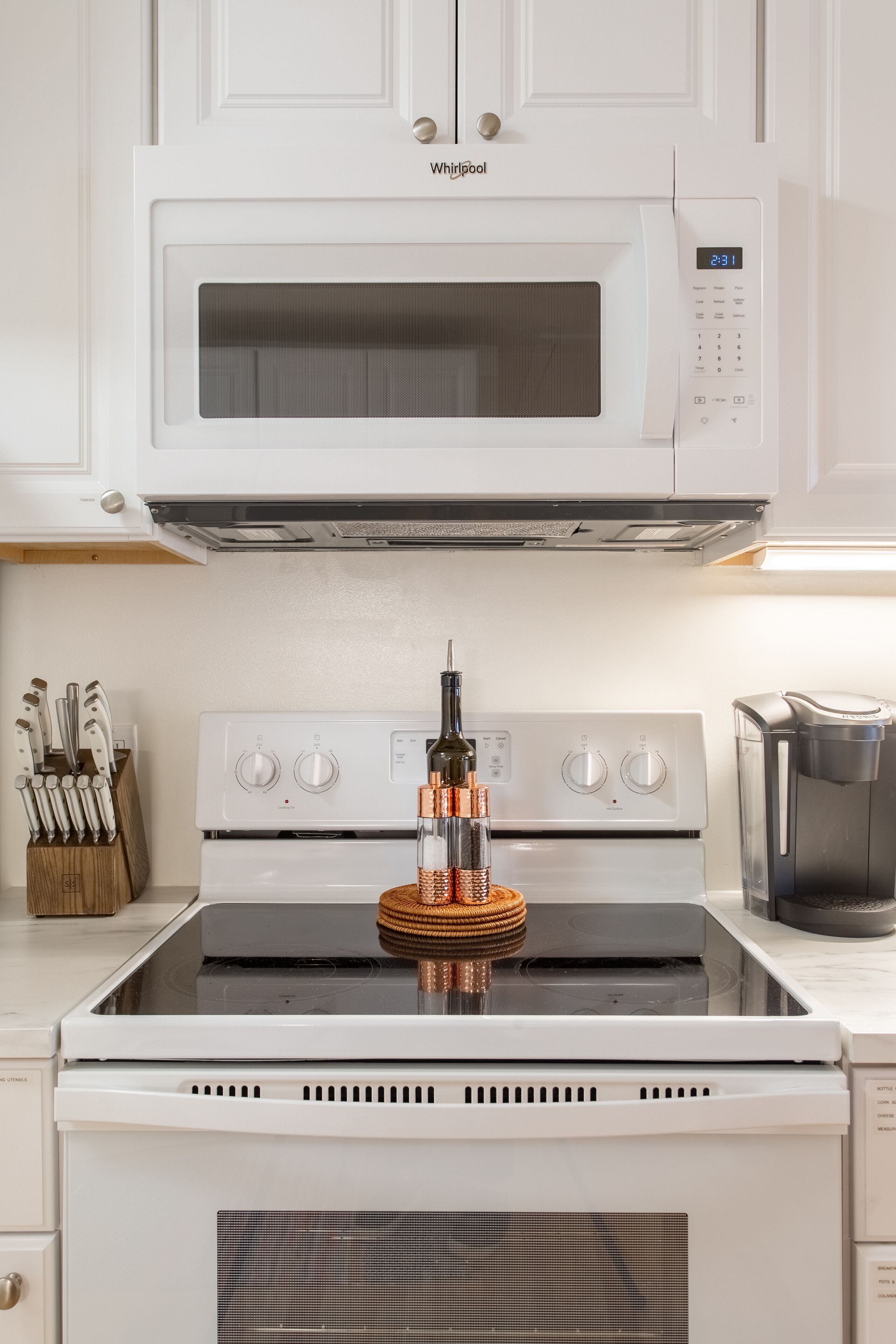 Refrigerador, microondas, horno y parrilla de estufa 