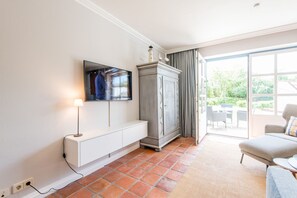 Télévision, lecteur de DVD, chaîne hi-fi