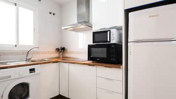 Fridge, microwave, oven, coffee/tea maker