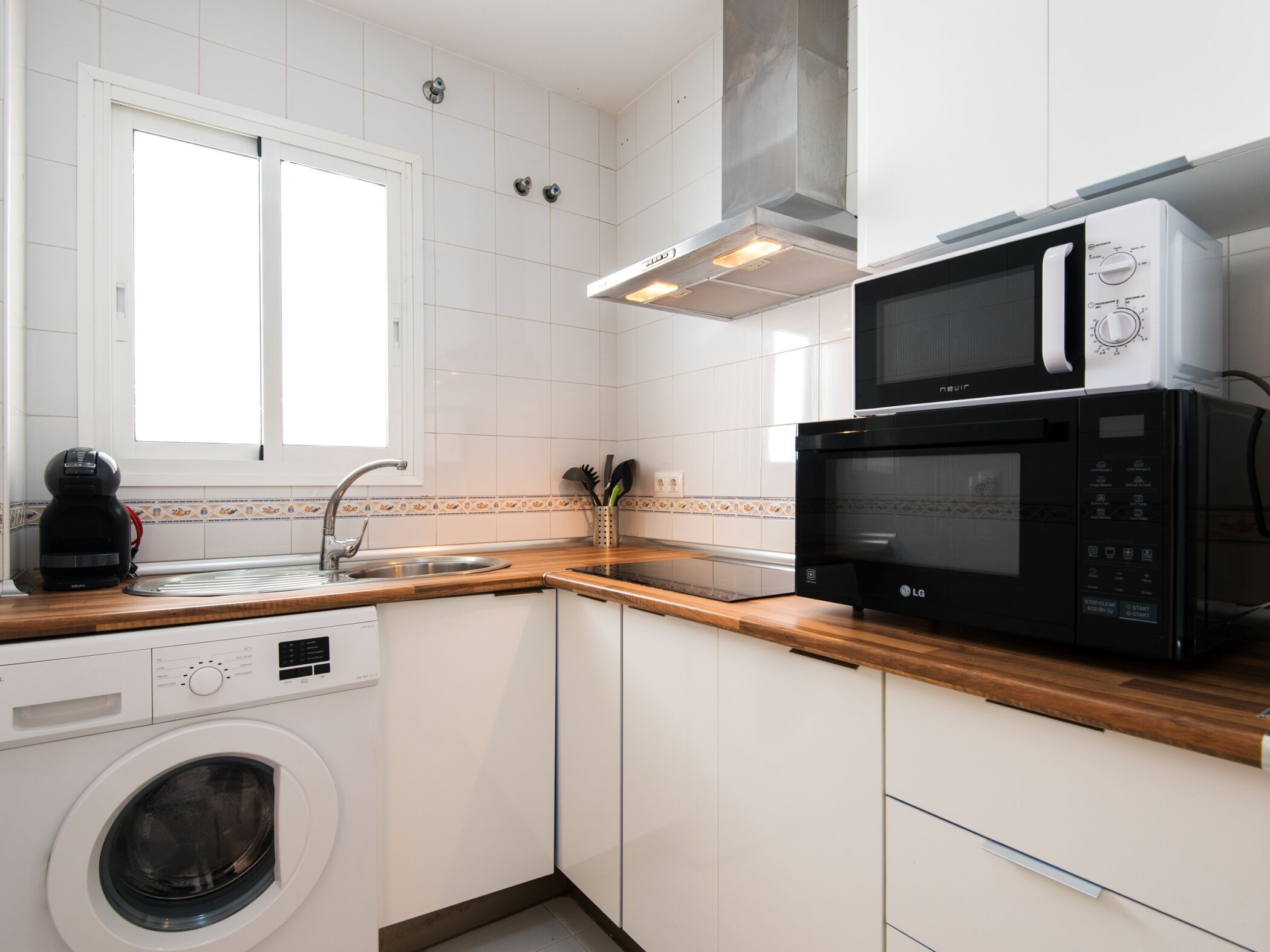 Een koelkast, een magnetron, een oven, een koffiezetapparaat/waterkoker