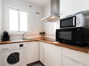 Kylskåp, mikrovågsugn, ugn och kaffe- och tebryggare