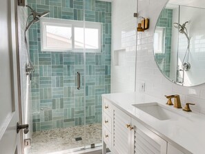 Bañera con ducha, secador de pelo, toallas, jabón