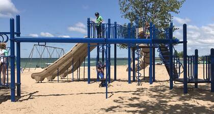 The Bay Breeze. In Village of Elk Rapids. Walk to Festivals, Beach Park & Town