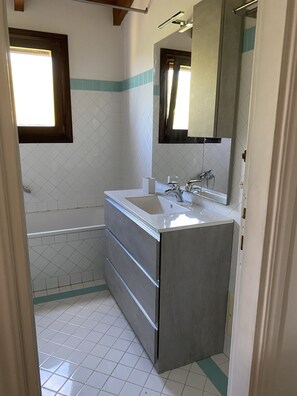 Een bad, een haardroger, een bidet