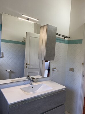 Vasca, asciugacapelli, bidet