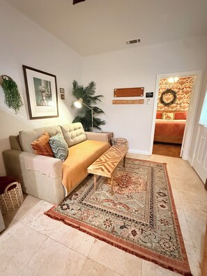 Smart TV, fireplace, books - Entire Casita and Cal king bed, sofa bed and kitchen just minutes from Temecula. (Murrieta)