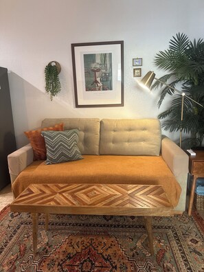 Smart TV, chimenea y libros 