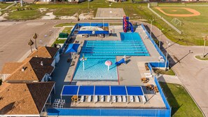 Utomhuspool och uppvärmd pool