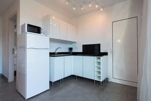 Jääkaappi, mikroaaltouuni, liesi, kahvin-/teenkeitin