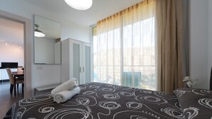 A hotel room with a bed, a desk, and a chair. - VILLA OASIS - APART N - 5 (TELDE)