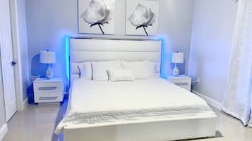 3 soverom, skrivebord, strykejern/-brett og reiseseng for barn