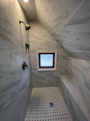Baignoire, sèche-cheveux, serviettes fournies, savon