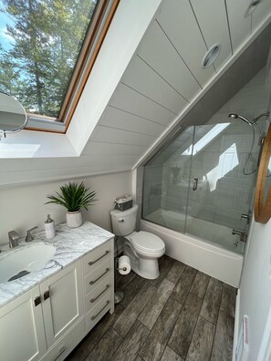 Badewanne, Haartrockner, Handtücher, Seife