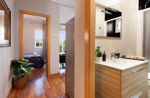 Combined shower/tub, hair dryer, towels
