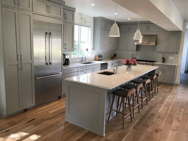 冰箱、微波炉、烤箱、炉灶