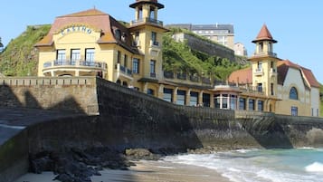 Ubicación cercana a la playa y toallas de playa
