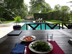 Una piscina al aire libre, una piscina climatizada