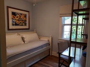 アイロン / アイロン台、WiFi (無料)、ベッドシーツ