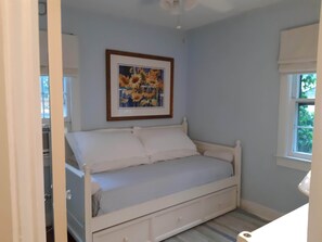 Tabla de planchar con plancha, wifi gratis y ropa de cama 