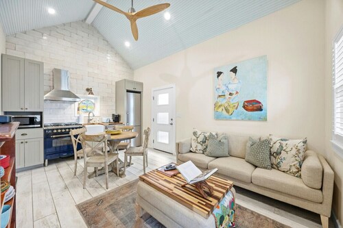 Charming Downtown Casita