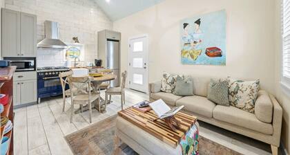 Charming Downtown Casita