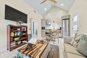 TV - Charming Downtown Casita (Austin)