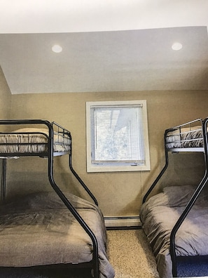 3 bedrooms, desk, iron/ironing board, free WiFi