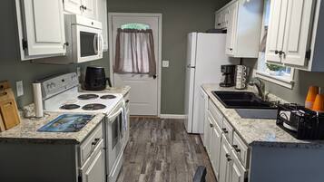 Jääkaappi, mikroaaltouuni, uuni, liesi