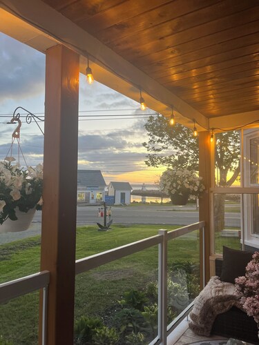 The Cove House- completely renovated 1910 beach house