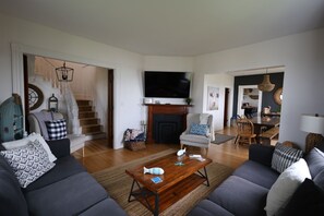 Una Smart TV, una chimenea