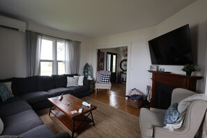 Una Smart TV, una chimenea