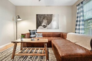 TV, offices - Serene Retreat・Pet Friendly・Hot Tub + Arcade (Sevierville)