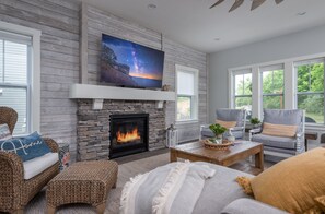 Smart TV, chimenea, futbolito, libros